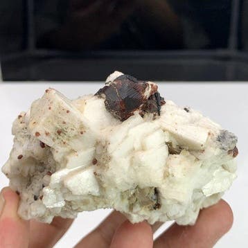 Prachtig rode granaat met toermalijn-exemplaar – Skardu,, Verzamelen