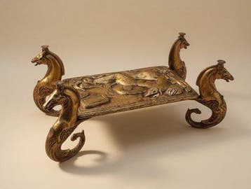 Table - Fer, Verre - Des hippocampes en fer doré servant de