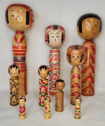 Verzameling van 10 traditionele Japanse kokeshi-poppen -