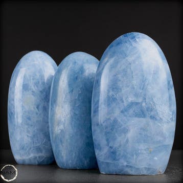 Blauwe calciet-vrije vorm – Zachte elegantie in hemelse