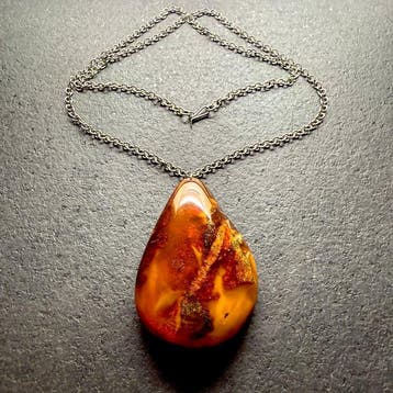 Oud natuurlijk patroon Baltisch amber hanger en halsketting, Nieuw