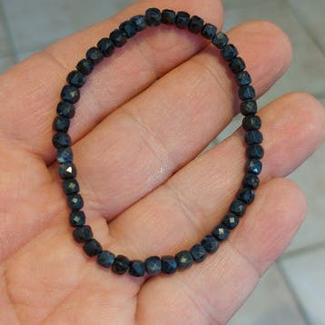 Saffier nachtblauw. Facettenarmband van prachtige kwaliteit., Verzamelen