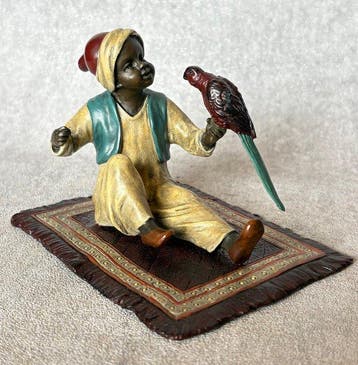 Beeld, Jongen met papegaai - 8.2 cm - Brons