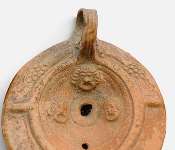 Oud-Romeins Terracotta-olielamp met theatermaskers 9,00 cm.
