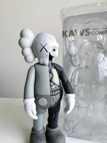 Kaws (1974) - Kaws companion flayed grey medicom toy 2016