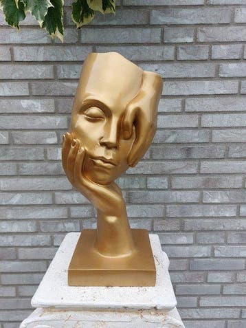Statue, surreal Statue head on block 48 cm height - 48 cm -, Antiek en Kunst