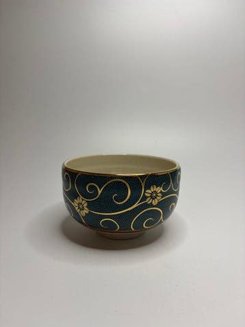 Japanse Matcha Chawan met gouden Karakusa en bloemrijke