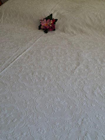 Elegante witte sprei met een delicaat bloempatroon en fijne