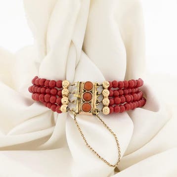 Antieke bloedkoraal kralenarmband met gouden sierslot, Gebruikt, Ophalen of Verzenden, Met edelsteen, Goud
