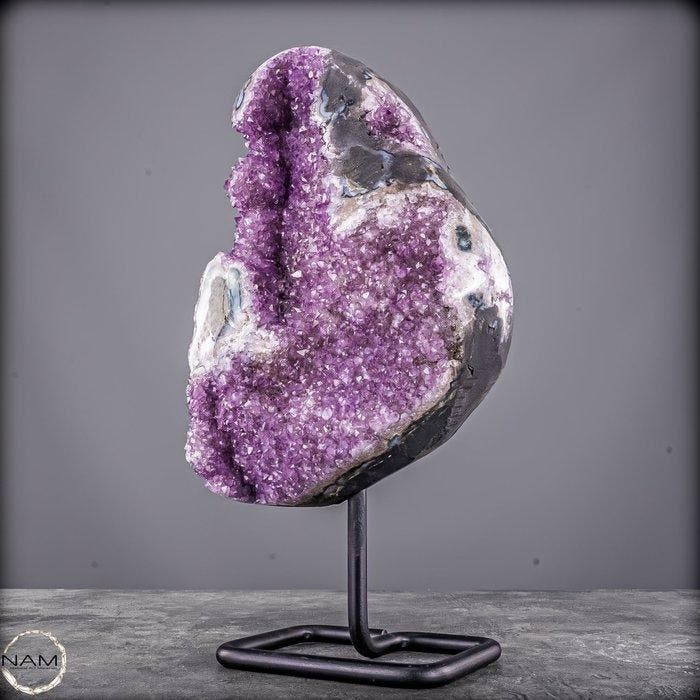 Gloeiende amethist op metalen standaard – elegantie in, Verzamelen, Mineralen en Fossielen