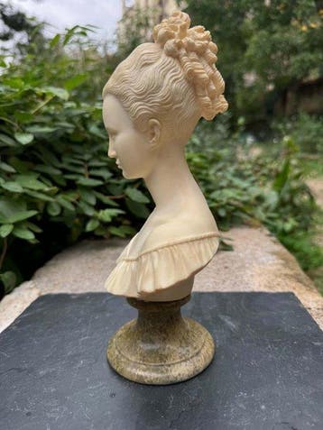 Buste, Manon Lescaut - 25 cm - Albast
