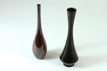 Vase - Paire de vases en forme de cou de grue - signés -