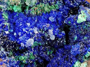 Azuriet, zincoliveniet en malachiet op matrix.