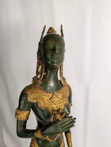 Grote Thaise Thepphanom-bronzenfiguur – groen gepatineerd en