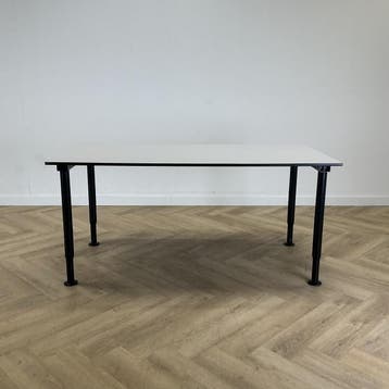 Gispen verstelbaar bureau / tafel 160x80 cm, grijs - zwart, In hoogte verstelbaar, Gebruikt