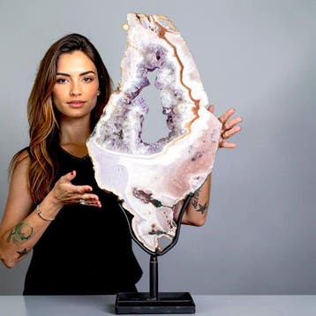 Roze amethist-geode-slice met paarse kristallen op standaard