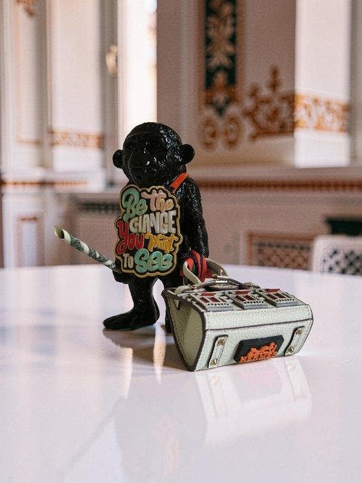 Lyssandre Saint York - Banksy hommage série Monkey  Hermes, Antiquités & Art, Art | Objets design