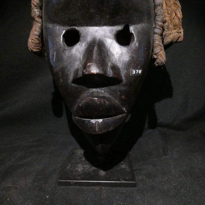 Mask. Dan. 26 cm H. ends 19 - early 20th century - Figuur -, Antiek en Kunst, Kunst | Niet-Westerse kunst