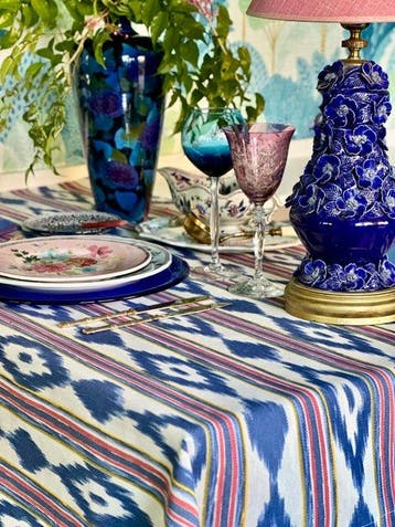 Multicolor tafelkleed met een ikat-stijl patroon voor grote