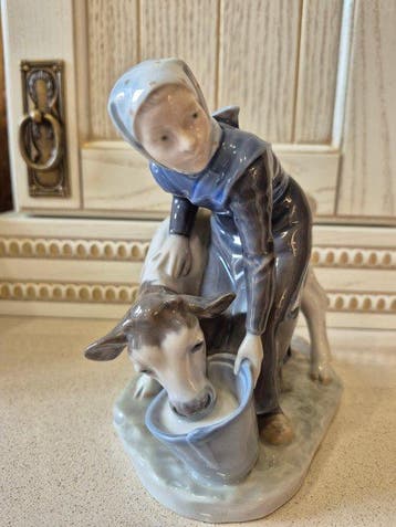 Royal Copenhagen - Beeldje - Girl feeding cow - Porselein