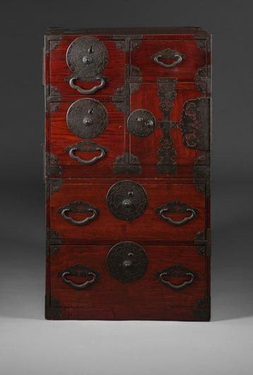 Dressoir versierd met een familiewapen. - Hout, Keyaki, Antiek en Kunst