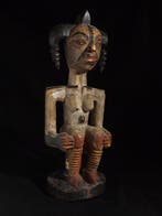 Afrikaanse tribale vrouwelijke figuur – zittend – houten, Antiek en Kunst