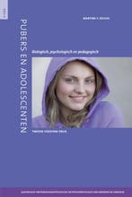 Pubers en adolescenten / Ontwikkelingspsychologie en, Verzenden, Zo goed als nieuw, Martine Delfos