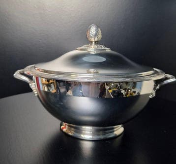 Christofle - Tureen - A silver-plated soup tureen on a round