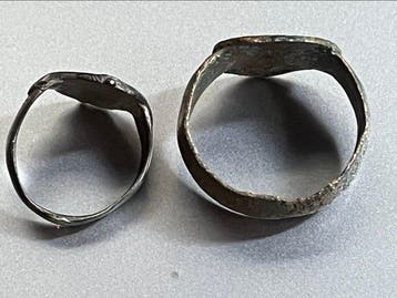Kruisvaardertijd en de IJzertijd Zilver een lot van 2 ringen, Handtassen en Accessoires