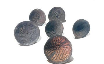 Un ensemble de six anciens outils chamaniques issus de la, Antiquités & Art