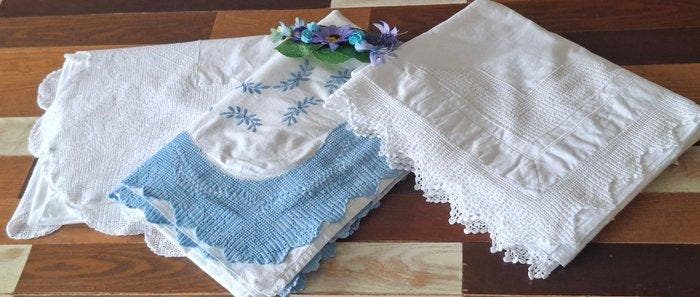 Prachtige lakens uit omas tijd met fijne kantjes die rozen,, Antiquités & Art, Tapis & Textile