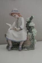 Nao by Lladró - Beeldje - Meisje op bank met duiven / Meisje