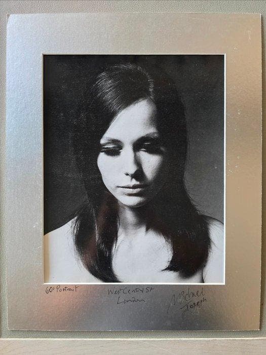 Michael Joseph (1941-) - Sixties fashion - Brunette in, Antiek en Kunst, Kunst | Designobjecten