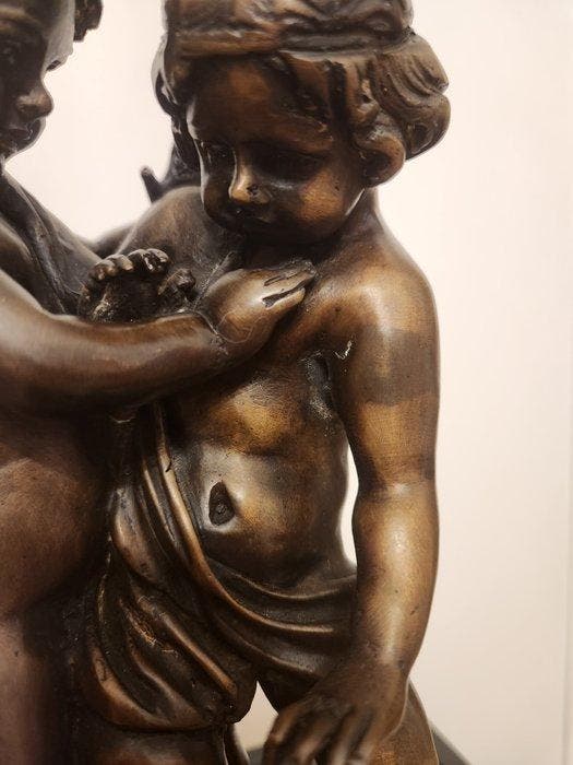 Beeldje - Zeer Fraai Antiek Brons op Marmer - Spelende, Antiek en Kunst, Curiosa en Brocante