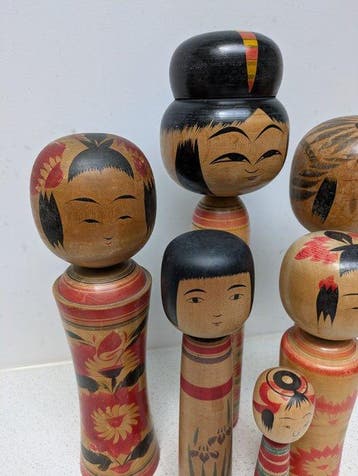 Een schitterende set vintage Kokeshi in verschillende
