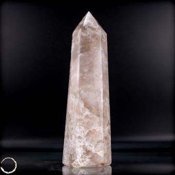 Natuurlijke rookkwarts-obelisk – markante structuur met