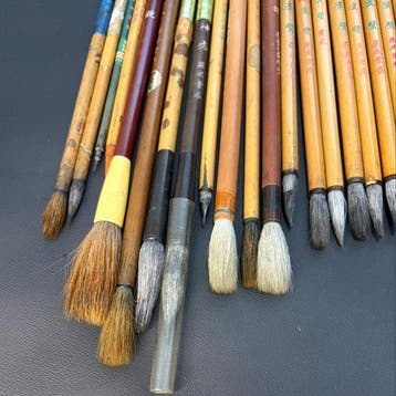 Ensemble de 27 pinceaux de calligraphie japonais et chinois,
