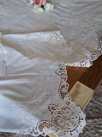 Un drap de lit enchanteur avec de magnifiques broderies de, Antiquités & Art