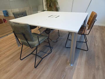 Vergadertafel met 3 design stoelen H&H BULO, Nieuw in verpakking