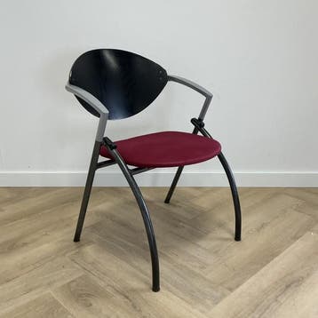 Vepa Alpine vergaderstoel / stapelstoel, rood - antraciet, Huis en Inrichting, Stoelen, Gebruikt, Zwart, Stof, Eén