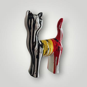 RED - sculptuur, Cat belgium - 18 cm - Hars - 2025