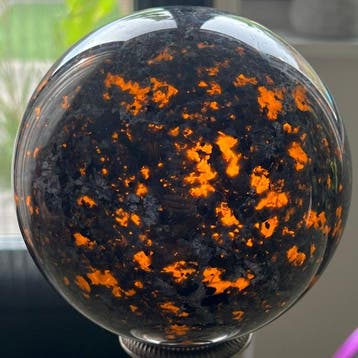 Grote, fijn gepolijste Yooperlite-bol - Hoogte: 13.9 cm -