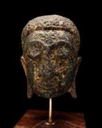 Oud-Aziatisch Hoofd van de Boeddha met resten vergulding -