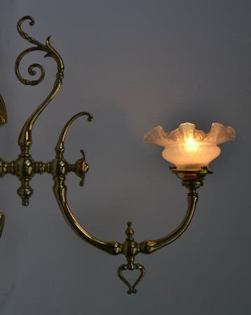 W.A.S. Benson, Attr. to - Lampe murale - Laiton, Verre