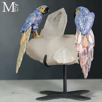 Artistiek uitgehouwen Blauwe sodalietpapegaaien op een grote