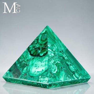 Levendig groene malachiet Ambachtelijke Piramide vervaardigd, Verzamelen
