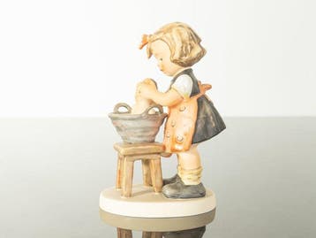 Goebel - M.I. Hummel - Figuur - Puppenbad / Doll Bath #319 -