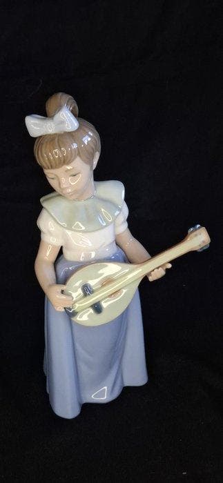NAO - Beeldje - Girl with Violin, Girl with Lute, and Girl