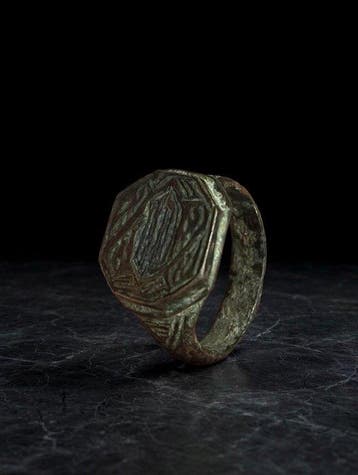 Islamitisch Brons Ring met gegraveerde octagonale zetting