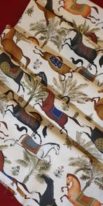 Luxueuze Artmaison-stof: Chevalier dOrient racepaarden -, Antiek en Kunst, Antiek | Tapijten, Tafelkleden en Textiel